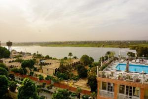 vista su un grande corpo idrico proveniente da un edificio di New Pola Hotel a Luxor