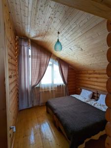 LOG HOUSE客房内的一张或多张床位