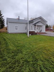 a white house with a pole in a yard at Villa Tiiro in Ii