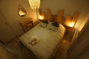 1 dormitorio con 1 cama grande con 2 cestas. en L'@ppart, en Châtillon-sur-Chalaronne