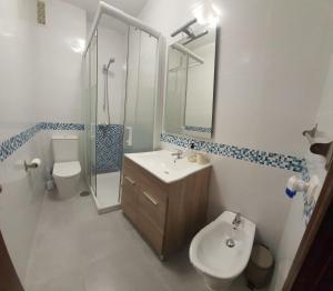 La salle de bains est pourvue d'un lavabo, d'une douche et de toilettes. dans l'établissement Renovado piso céntrico en Fuengirola, à Fuengirola