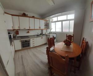 cocina con mesa de madera y comedor en Renovado piso céntrico en Fuengirola en Fuengirola