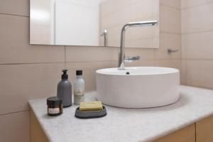 un bancone del bagno con lavandino e specchio di 'Core' Modern living apartment, Rhodes Center a Città di Rodi