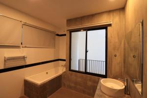 ein Badezimmer mit einem Waschbecken, einem WC und einer Badewanne in der Unterkunft Thean y apartment in Siem Reap
