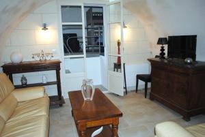 a living room with a couch and a table at Le Clos de la Marquise in Amboise