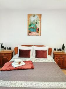 ein Schlafzimmer mit einem Bett und einem Handtuch darauf in der Unterkunft Apartament Cetate in Alba Iulia