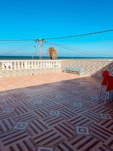 Al Māʼīyah的住宿－DAR HIDOUS，铺有地毯的海景露台。