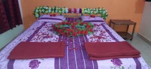 Rúm í herbergi á Omkar Beach Resort
