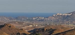 uma vista para uma serra com uma cidade à distância em Cresta Azul em Antas