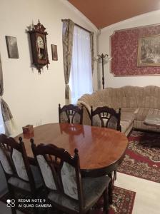 - un salon avec une table et des chaises en bois dans l'établissement Atlantis Apartmán 1, à Klášterec nad Ohří