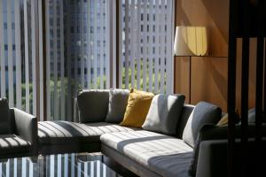 a living room with a couch and a large window at スタンザベルデ名古屋 in Nagoya