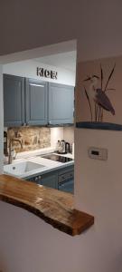 una cucina con un uccello sopra un frigorifero di L'AIRONE - casa vacanza a Mandello del Lario