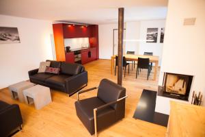 a living room with a couch and a table at Serviced Apartment ELITE in Saas-Fee
