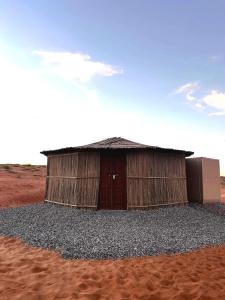 un petit bâtiment au milieu du désert dans l'établissement SAFARI-Glamping, à Al Wāşil