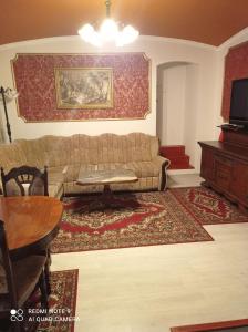 ein Wohnzimmer mit einem Sofa und einem Tisch in der Unterkunft Atlantis Apartmán 1 in Klášterec nad Ohří