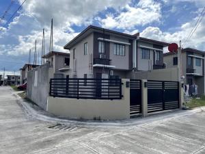 una casa con una puerta en un estacionamiento en 4 - Affordable 2-Storey House in Cabanatuan City, en Cabanatúan