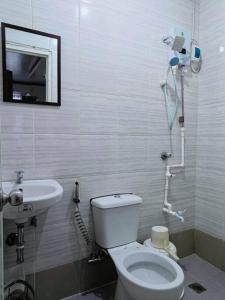 Bathroom sa 4 - Affordable 2-Storey House in Cabanatuan City
