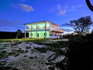 Casa grande con ventanas grandes en un campo en Sephora House home, en Gregory Town