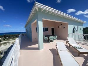 - un balcon avec des chaises et une table sur la plage dans l'établissement Sephora House home, à Gregory Town