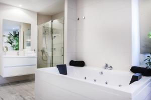 Kúpeľňa v ubytovaní Coccoloba Suites Corralejo + 35 fotografií