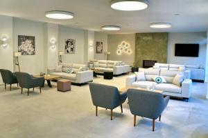 uma ampla sala de estar com sofás e cadeiras em Aquamare Lesvos em Metímna