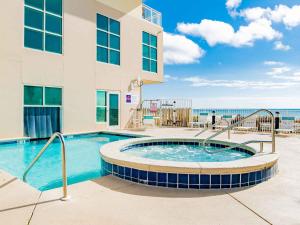 una piscina con el océano al fondo en Crystal Shores #1302, en Gulf Shores