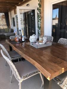 une table en bois avec des chaises et une salle à manger dans l'établissement Hollers Holiday Homes Haus Oli, à Drage