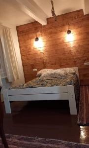 Ce lit se trouve dans un dortoir doté d'un mur en bois. dans l'établissement Dom Na Wsi u Ani, à Koszele
