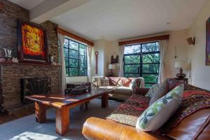 uma sala de estar com um sofá e uma lareira em Punda Milias Lodge em Nakuru