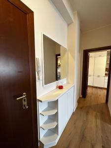 ミラノにあるCasa Nelaのバスルーム(洗面台、鏡付)