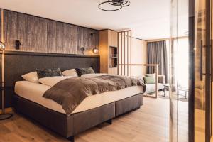 1 dormitorio con 1 cama grande en una habitación en Hotel Schöne Aussicht, en Sölden