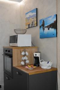 una cocina con encimera y microondas encima en House SantaFè2, en Catania