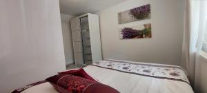 a small bedroom with a bed and a mirror at Apartament Eden Chopina in Karpacz