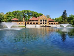 un bâtiment avec une fontaine au milieu d'un lac dans l'établissement Hilltop Mansion at Rebecca's Fountain, à Niskayuna