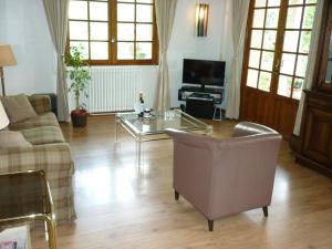 sala de estar con sofá y mesa de centro en Coumenios, en Moulis