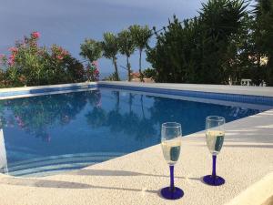 Basen w obiekcie Villa França Air conditioned villa with sea view, WiFi, and private pool lub w pobliżu