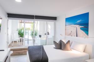 Posteľ alebo postele v izbe v ubytovaní Coccoloba Suites Corralejo