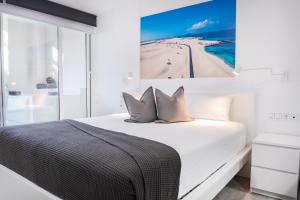 Posteľ alebo postele v izbe v ubytovaní Coccoloba Suites Corralejo