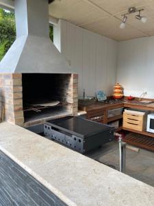 una cucina con piano cottura e forno di KAZE SILAS a Saint-Joseph