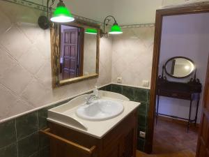 y baño con lavabo y espejo. en CASA MIRIAM en La Iglesuela del Cid