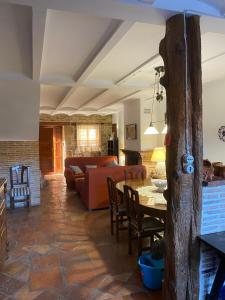 een woonkamer met een tafel en een bank bij CASA MIRIAM in La Iglesuela del Cid