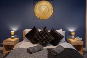 - une chambre avec un lit, 2 tables de nuit et 2 lampes dans l'établissement Bank Street Apartment 6, à Blackpool