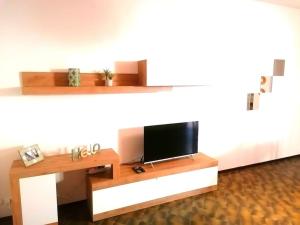 ein Wohnzimmer mit einem Fernseher auf einem Tisch in der Unterkunft Vercelli suite in Borgo Vercelli