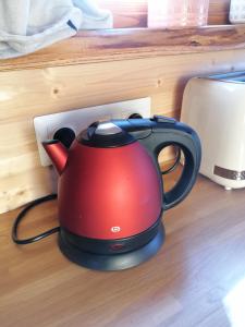 einen Wasserkocher mit rotem Tee auf einer Theke in der Unterkunft Roulotte La Vert-Dîne in Saint-Pardoux