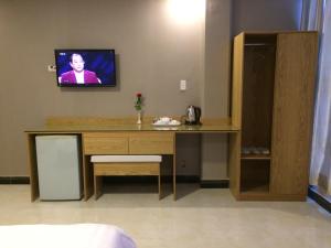 En tv och/eller ett underhållningssystem på Phu Qui Hotel