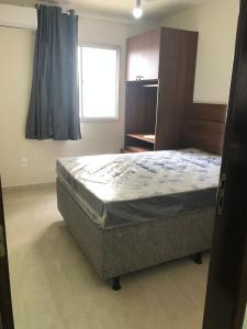 a bedroom with a bed and a window at Conforto - 100 metros do Mar - Ar condicionado nos quartos - Internet- Netflix e Globoplay in Guarapari