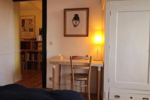 Cette chambre comprend un bureau et une table avec une chaise. dans l'établissement Serbie 21, à Bruxelles