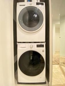 uma máquina de secar roupa e uma máquina de lavar roupa no quarto em Central, quiet & cosy apartment near Monaco em Beaulieu-sur-Mer