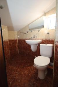 La salle de bains est pourvue de toilettes et d'un lavabo. dans l'établissement Hotel Continental, à Kiten