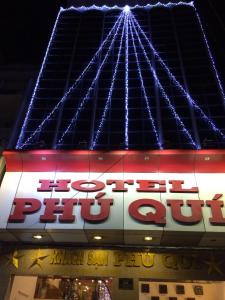 ein Gebäude mit blauen Lichtern darüber in der Unterkunft Phu Qui Hotel in Soc Trang